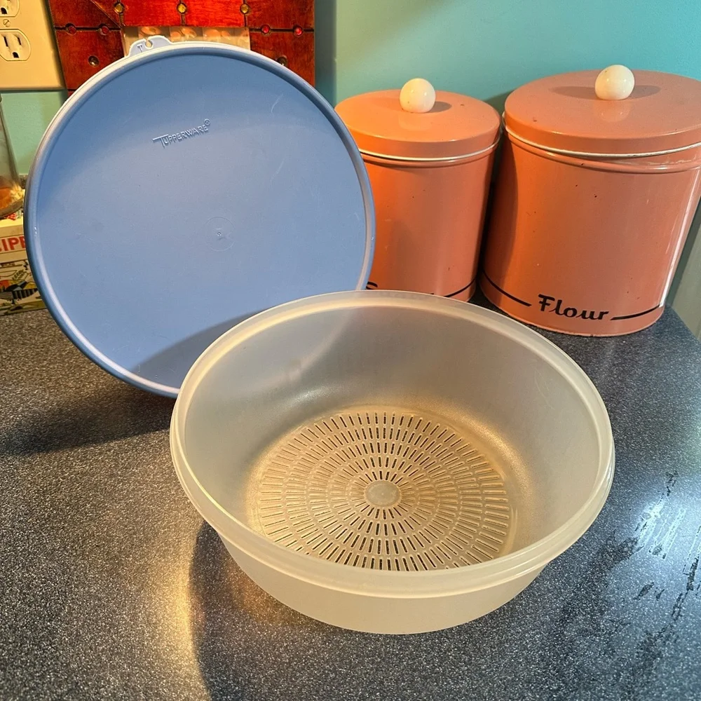 Desirable Wedgewood Blue Lidded Vintage Tupperware Clear Colander Strainer